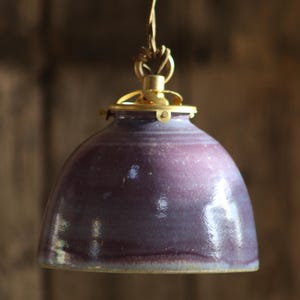 Lámpara colgante de cerámica en forma de cúpula de color morado, torneada a mano con accesorios de latón vintage.