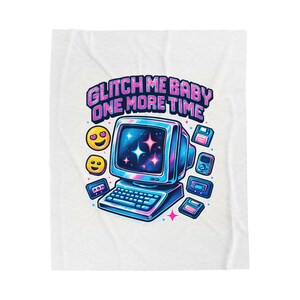 Può includere: Una coperta bianca con una grafica di computer retrò. Il design presenta il testo "GLITCH ME BABY ONE MORE TIME", un monitor di computer con sfondo stellato, emoji e icone tecnologiche retrò in tonalità blu, rosa e viola.