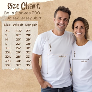 Pu&ograve; includere: Tabella delle taglie per una maglietta unisex Bella Canvas 3001, con misure in pollici. La tabella include le taglie XS a 5XL, con le corrispondenti misure di larghezza e lunghezza. Un uomo e una donna indossano la maglietta.