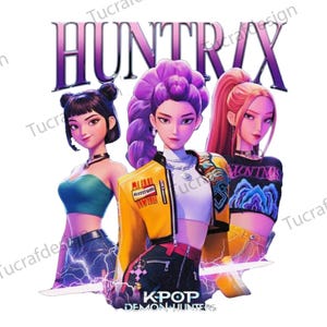 Puede incluir: Ilustración digital de tres figuras femeninas estilizadas con cabello negro, morado y rojo. Llevan atuendos elegantes, incluyendo una chaqueta amarilla y tops cortos. La imagen presenta el texto "HUNTRAX" y "KPOP DEMON HUNTERS".