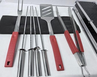 Juego de utensilios para barbacoa de acero inoxidable con estuche de transporte.