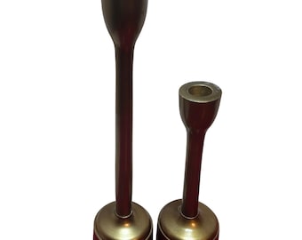 Conjunto de 2 castiçais de latão para velas cônicas, estilo moderno de meados do século XX, dourados, Índia.