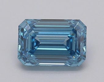 Könnte beinhalten: Ein rechteckiger, hellblauer Edelstein im Smaragdschliff. Die Oberfläche des Edelsteins ist facettiert, reflektiert das Licht und erzeugt einen funkelnden Effekt. Die Farbe ist ein weiches, klares Blau, und der Edelstein erscheint transparent.