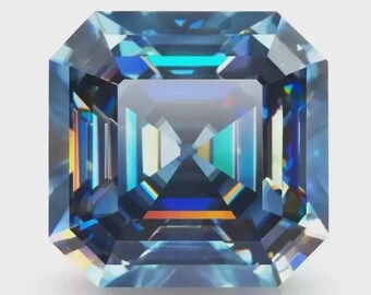 Könnte beinhalten: Ein quadratisch geschliffener Edelstein mit einem hellblauen Farbton, der eine komplexe Innenstruktur mit mehreren Facetten aufweist. Der Edelstein reflektiert ein Farbspektrum, darunter Blau, Gelb und Orange, wodurch eine lebendige Darstellung entsteht. Die Gesamtform ist ein perfektes Quadrat mit abgeschrägten Kanten.
