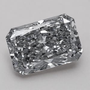 Könnte beinhalten: Ein rechteckiger Diamant im Radiant-Schliff. Der Edelstein ist farblos und transparent, mit zahlreichen Facetten, die das Licht reflektieren. Der Diamant ist vor einem neutralen Hintergrund platziert, der seine Brillanz und Klarheit hervorhebt.