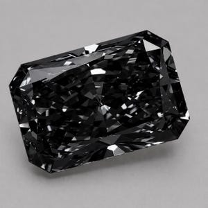 Pode incluir: Um diamante negro de corte radiante, com formato retangular. A gema possui muitas facetas que refletem a luz, criando um efeito brilhante. O diamante está sobre um fundo cinza neutro.