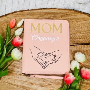 Organizer „MOM“ – Soft Pink Dokumentenmappe für Mutter & Baby – Mutterpass und Erinnerungen stilvoll aufbewahren, personalisiert.