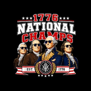 Può includere: Un design grafico su sfondo nero con quattro figure storiche che indossano occhiali da sole scuri. Sopra, il testo 1776 NATIONAL CHAMPS in rosso e bianco. Sotto, un emblema circolare con un'aquila e la scritta EST. 1776 su un nastro rosso e bianco.