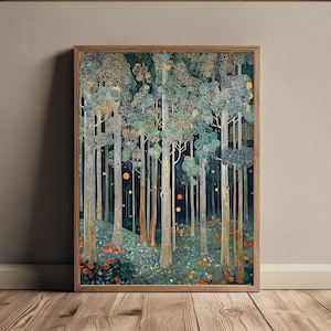Könnte beinhalten: Ein gerahmter Kunstdruck, der eine stilisierte Waldszene zeigt. Hohe, schlanke Bäume mit hellen Stämmen und detailliertem, gemustertem Laub in Grün- und Goldtönen füllen die Komposition. Der Waldboden ist mit orangefarbenen und blauen Details übersät.