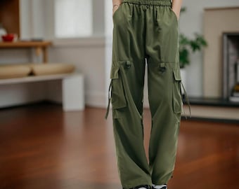 Pantalones cargo de cintura alta: pantalones holgados con bolsillos y cordón en la cintura. Ropa holgada.