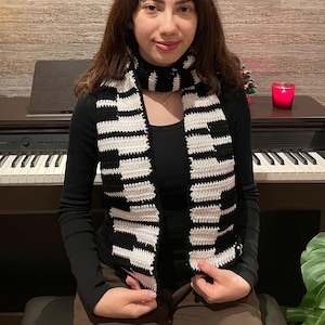 Écharpe pour piano au crochet faite main, écharpe pour clavier noir et blanc, cadeau pianiste, cadeau professeur de musique, accessoire d'hiver douillet