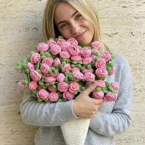 かぎ針編みのローズブーケブランケット、ハンドメイドのかぎ針編みローズスロー、彼女へのユニークなギフト、コンバーチブルフラワーバンドル（30インチ）