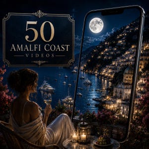 Könnte beinhalten: Eine digitale Grafik mit dem Text 50 AMALFI COAST VIDEOS. Ein Smartphone-Bildschirm zeigt eine nächtliche Ansicht der Amalfiküste mit Vollmond, Booten und beleuchteten Gebäuden. Eine Person in einem weißen Kleid hält ein Weinglas.