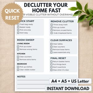 Puede incluir: Una lista de verificación imprimible para ordenar con el texto "Declutter Your Home Fast". La lista incluye secciones para inicio rápido, barrido de habitaciones y reinicio final. Disponible en tamaños A4, A5 y US Letter.