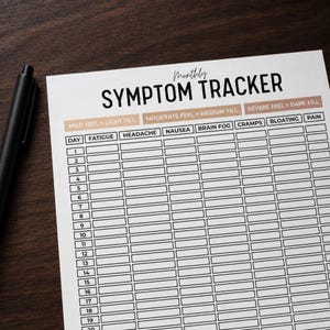 Puede incluir: Una hoja de seguimiento mensual de s&iacute;ntomas con texto y l&iacute;neas de cuadr&iacute;cula en negro sobre papel blanco. El encabezado dice Monthly SYMPTOM TRACKER. Las columnas incluyen fatigue, headache, nausea, brain fog, cramps, bloating y pain. Un bol&iacute;grafo.