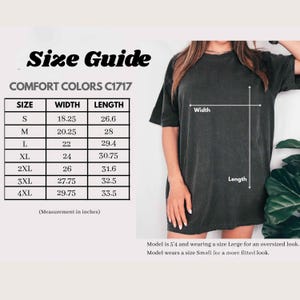 Pode incluir: Um guia de tamanhos para camisetas Comfort Colors C1717. O guia mostra as medidas em polegadas para os tamanhos S a 4XL, incluindo largura e comprimento. A imagem tamb&eacute;m mostra uma pessoa vestindo uma camiseta cinza escura.