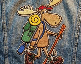 Cartoon Moose Hiker Embroidered Patch – Adventure Backpack Jacket (Iron On)