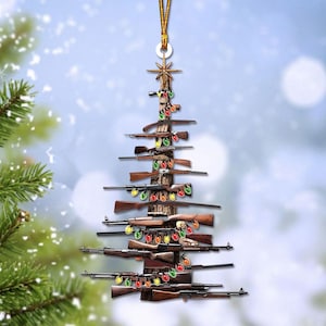 K&ouml;nnte beinhalten: Ein Weihnachtsbaumschmuck in Form eines Baumes aus braunen und schwarzen Gewehren, die in Form eines Baumes angeordnet und mit bunten Weihnachtslichtern geschm&uuml;ckt sind. Ein goldener Stern und eine goldene Schnur befinden sich oben.