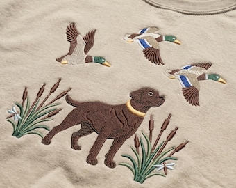 レトリバー犬とアヒルの刺繍デザイン、野生動物の狩猟シーンのミシン刺繍ファイル（デジタルダウンロード）