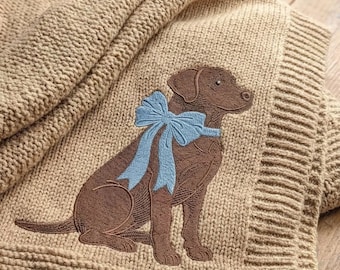 Chocolate Labrador Stickmuster, Hund mit Schleife Maschinendatei (Digitaler Download)