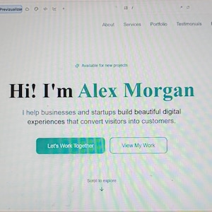 Könnte beinhalten: Eine digitale Portfolio-Website-Oberfläche für Alex Morgan mit einer Navigationsleiste mit Links zu About, Services, Portfolio, Testimonials und Process. Der Hero-Bereich zeigt den Text Hi! I'm Alex Morgan und Let's Work Together-Schaltflächen.