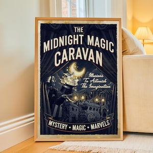 以下が含まれることがあります： 「The Midnight Magic Caravan」と題された額入りポスター。輝く火花が舞うシルクハットを持つ手品師、三日月、暗いカーテンの下にある装飾的な馬車が描かれ、「Illusions To Astonish The Imagination」という文字が記されています。