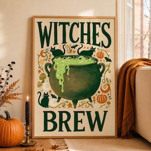 Könnte beinhalten: Ein rechteckiger Wandkunstdruck mit cremefarbenem Hintergrund und dem dunkelgrünen Schriftzug WITCHES BREW. Die zentrale Illustration zeigt einen dunkelgrünen Kessel mit blubbernder hellgrüner Flüssigkeit, umgeben von schwarzen Katzen, Kürbissen und Sternen.