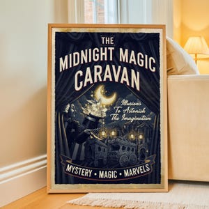 以下が含まれることがあります： 「The Midnight Magic Caravan」と題された額入りポスター。輝く火花が舞うシルクハットを持つ手品師、三日月、暗いカーテンの下にある装飾的な馬車が描かれ、「Illusions To Astonish The Imagination」という文字が記されています。