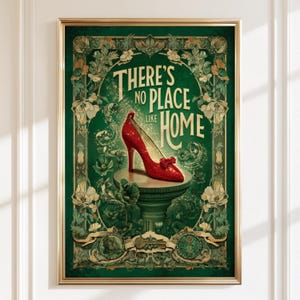 Può includere: Stampa artistica incorniciata con una scarpa con tacco alto rossa con paillettes su un piedistallo, su sfondo verde con dettagli floreali e volute. Il testo "THERE'S NO PLACE LIKE HOME" è visualizzato sopra la scarpa.