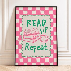 「Read Sip Repeat」ウォールアートプリント、読書好きのためのコーヒー引用ポスター、ピンクのチェック柄キッチン装飾、即時デジタルダウンロード