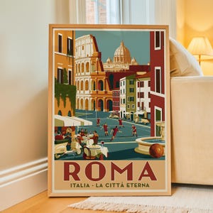 Puede incluir: Un póster de viaje enmarcado con una ilustración estilizada de Roma, Italia. La obra muestra el Coliseo, la Basílica de San Pedro, personas jugando al fútbol en una plaza, una fuente y scooters. El texto dice ROMA ITALIA - LA CITTÀ ETERNA.