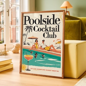 Könnte beinhalten: Ein gerahmter Druck mit einer Retro-Illustration einer Poolszene. Das Kunstwerk zeigt ein Paar, das sich an einem Pool entspannt, Palmen und ein Cocktailglas. Der Text auf dem Druck lautet "Poolside Cocktail Club" und "Sip our signature sunset martini."