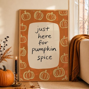 Puede incluir: Un cuadro rectangular con marco que presenta un fondo naranja quemado con un patrón repetitivo de calabazas de color crema dibujadas a mano. El centro contiene un rectángulo blanco redondeado con el texto en negro: just here for pumpkin spice.