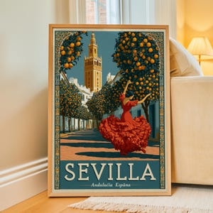 Può includere: Un poster da viaggio incorniciato di Sevilla, Andalucía, España, che raffigura una persona con un vestito rosso a balze che danza in una strada fiancheggiata da alberi di arance con la torre della Giralda sullo sfondo. Il testo SEVILLA è in bianco.