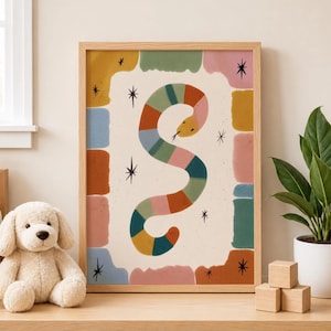 Peut inclure: Une affiche encadrée représentant une illustration de serpent coloré. Le serpent est représenté de manière stylisée et abstraite avec des segments de différentes couleurs. L'œuvre est encadrée dans un cadre en bois clair et comprend des étoiles.