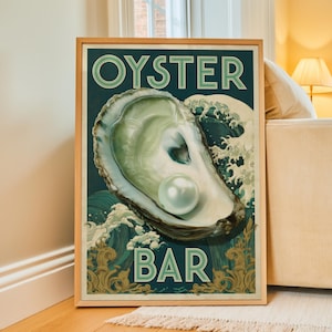 Può includere: Un poster rettangolare incorniciato con il testo OYSTER BAR in grandi lettere verde chiaro. L'immagine centrale mostra un'ostrica aperta contenente una perla bianca, su uno sfondo verde acqua scuro con onde oceaniche stilizzate.