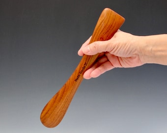 Un bâton en bois de mopane n° 6 pour comprimer le sol/étirer les tasses et les petits bols, conçu par le maître potier Hsin-Chuen Lin
