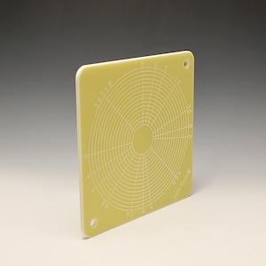 Peut inclure: Un rapporteur circulaire jaune avec des marques et des chiffres blancs. Le rapporteur est fait d'un matériau plastique dur et a un trou dans le coin supérieur droit. Le texte "Inch / Scale 1:1" est imprimé dans le coin inférieur droit.