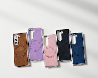 Puede incluir: Cinco fundas para teléfono en marrón, morado, rosa, negro y azul marino. Cada funda tiene un diseño circular y un borde transparente. Las fundas están dispuestas en fila, mostrando sus diferentes colores y estilos.