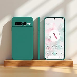 Può includere: Custodia per telefono color teal con un ritaglio per la fotocamera, mostrata con un telefono che mostra il suo schermo. La custodia è mostrata da più angolazioni, tra cui il lato e il retro. Lo schermo del telefono mostra uno sfondo colorato con icone di app.