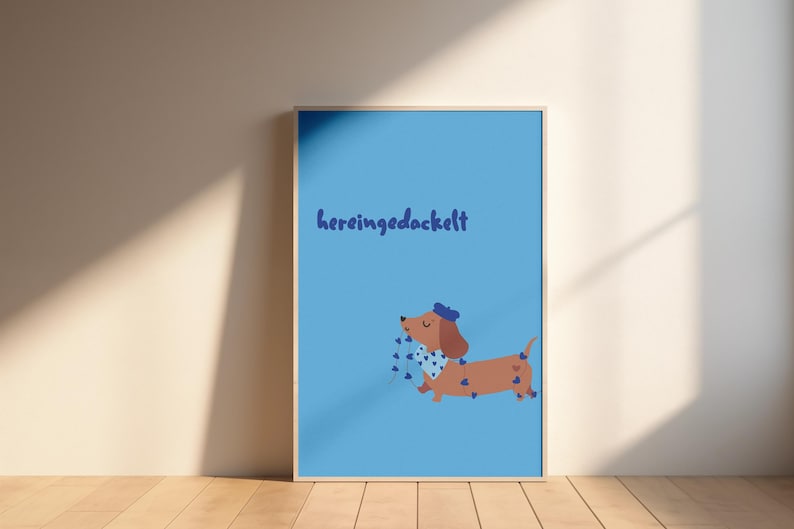 K&ouml;nnte beinhalten: Ein gerahmtes Poster mit hellblauem Hintergrund zeigt einen Cartoon-Dackel mit blauer M&uuml;tze, der eine Schnur mit herzf&ouml;rmigen blauen Luftballons h&auml;lt. Der Text "hereingedackelt" ist in blauer Schrift oben geschrieben.