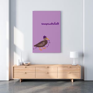 K&ouml;nnte beinhalten: Ein gerahmter Druck mit einer Cartoon-Ente, die einen lila Hut tr&auml;gt und eine Kette aus lila Herzen tr&auml;gt. Der Hintergrund ist einfarbig lavendelfarben mit dem Wort "rausgewatschelt" in lila Schrift.