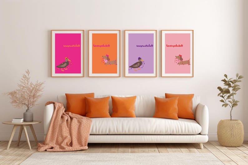 K&ouml;nnte beinhalten: Vier gerahmte Kunstdrucke mit Dackel-Illustrationen auf farbenfrohen Hintergr&uuml;nden. Die Hintergr&uuml;nde sind pink, orange, lila und hellrosa. Die Bilder h&auml;ngen &uuml;ber einem wei&szlig;en Sofa mit orangefarbenen Kissen und einer Decke.