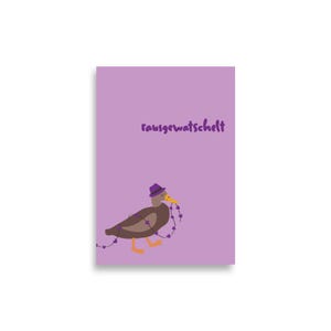 K&ouml;nnte beinhalten: Ein Druck mit einer Cartoon-Ente, die einen lila Hut tr&auml;gt und eine Kette aus lila Sternen h&auml;lt. Die Ente ist braun, grau und orange, vor einem lavendelfarbenen Hintergrund. Der Text "rausgewatschelt" steht oben in Lila.