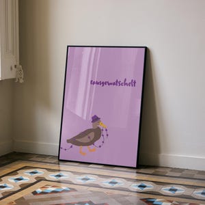 K&ouml;nnte beinhalten: Ein gerahmtes Poster mit einem lila Hintergrund. Es zeigt eine Cartoon-Ente mit lila Hut und einer Perlenkette. Der Text "rausgewatschelt" steht oben.