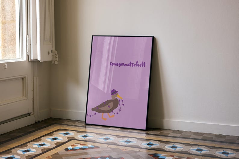 K&ouml;nnte beinhalten: Ein gerahmtes Poster mit einem lila Hintergrund. Es zeigt eine Cartoon-Ente mit lila Hut und einer Perlenkette. Der Text "rausgewatschelt" steht oben.