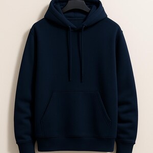 K&ouml;nnte beinhalten: Marineblauer Kapuzenpullover mit Fronttasche und Kapuze mit Kordelzug. Der Text "SUPER ARMOUR" ist &uuml;ber dem Kapuzenpullover aufgedruckt. Der Kapuzenpullover wird auf einem schwarzen Kleiderb&uuml;gel pr&auml;sentiert.