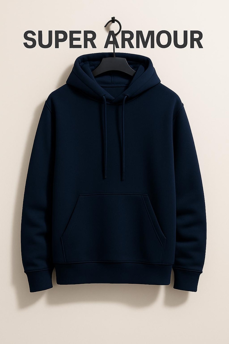 K&ouml;nnte beinhalten: Marineblauer Kapuzenpullover mit Fronttasche und Kapuze mit Kordelzug. Der Text "SUPER ARMOUR" ist &uuml;ber dem Kapuzenpullover aufgedruckt. Der Kapuzenpullover wird auf einem schwarzen Kleiderb&uuml;gel pr&auml;sentiert.