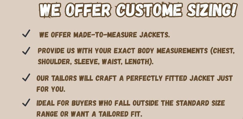 K&ouml;nnte beinhalten: Beige Grafik mit der Aufschrift "WE OFFER CUSTOM SIZING!". Sie beschreibt ma&szlig;geschneiderte Jacken und fordert K&ouml;rperma&szlig;e (Brust, Schulter, &Auml;rmel, Taille, L&auml;nge) f&uuml;r eine individuelle Passform an.