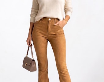 Damen Tan Wildleder Schlaghose: Eleganz mit hoher Taille und weitem Bein.